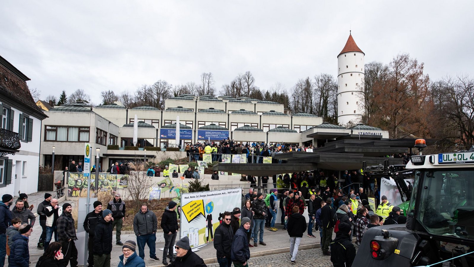 Zahlreiche Menschen versammelten sich beim politischen Aschermittwoch der baden-württembergischen Grünen vor der Stadthalle von Biberach an der Riß, um zu demonstrieren.Foto: dpa/Silas Stein Zahlreiche Menschen versammelten sich beim politischen Aschermittwoch der baden-württembergischen Grünen vor der Stadthalle von Biberach an der Riß, um zu demonstrieren.Foto: dpa/Silas Stein