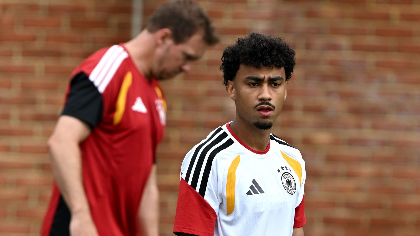 Gute Nachricht für den Bundestrainer (l): Nathaniel Brown ist beim Abschlusstraining dabei.Foto: Federico Gambarini/dpa