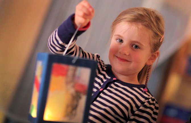 Was in kirchlichen Kindergärten Sankt Martin heißt, wird in städtischen Einrichtungen oft zum inhaltsleeren Laternenfest.<span class='image-autor'>Foto: dpa/Oliver Krato</span>