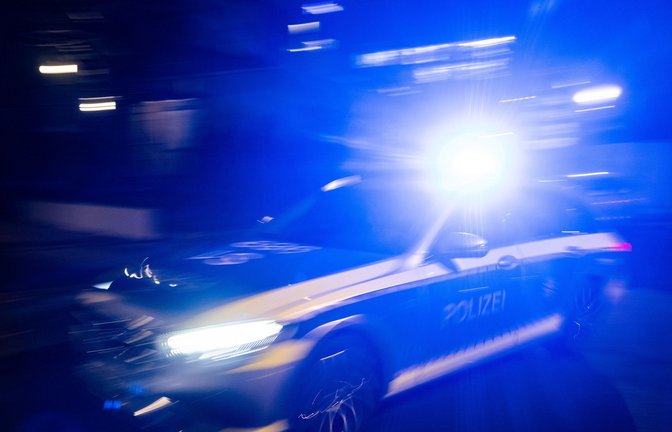 Ein Autofahrer schlug einer anderen Verkehrsteilnehmerin ins Gesicht. (Symbolbild)<span class='image-autor'>Foto: Marijan Murat/dpa</span>