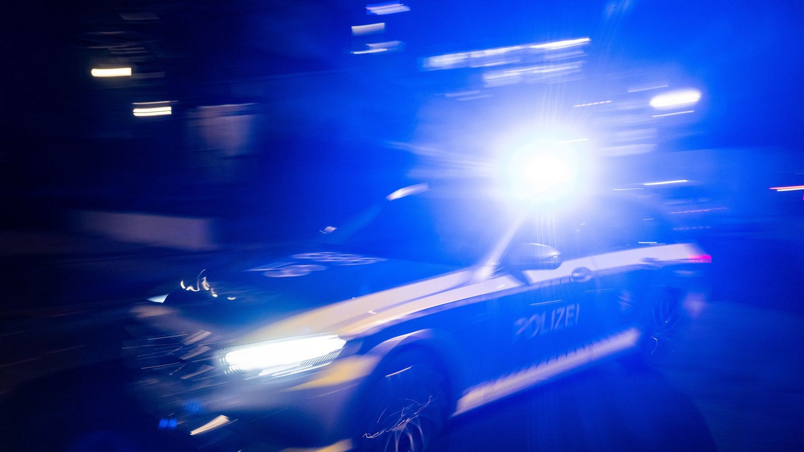 Ein Autofahrer schlug einer anderen Verkehrsteilnehmerin ins Gesicht. (Symbolbild)Foto: Marijan Murat/dpa Ein Autofahrer schlug einer anderen Verkehrsteilnehmerin ins Gesicht. (Symbolbild)Foto: Marijan Murat/dpa