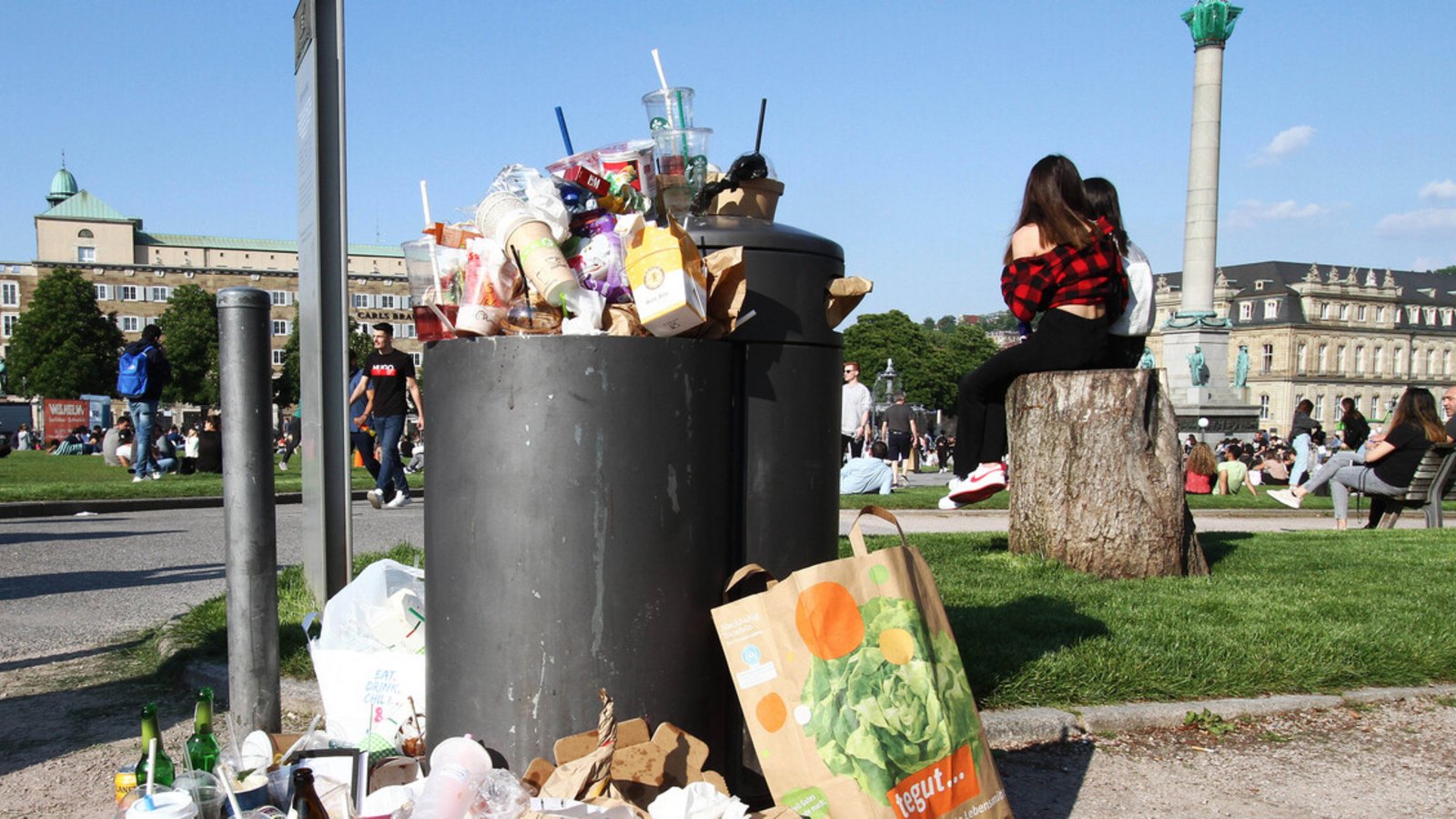 Überquellende Mülleimer in der Stuttgarter Innenstadt – das soll eine Verpackungssteuer verhindern.Foto: imago/Ralph Peters Überquellende Mülleimer in der Stuttgarter Innenstadt – das soll eine Verpackungssteuer verhindern.Foto: imago/Ralph Peters