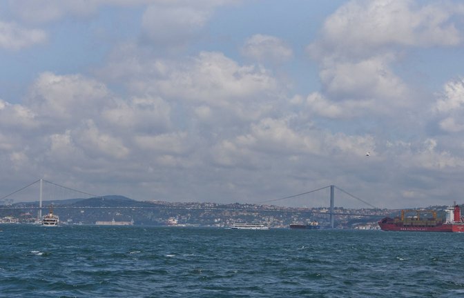 An Bord von zwei Öltankern im Schwarzen Meer ist nach Angaben türkischer Behörden Feuer ausgebrochen (Symbolfoto).<span class='image-autor'>Foto: IMAGO/YAY Images/IMAGO/moodboard</span>