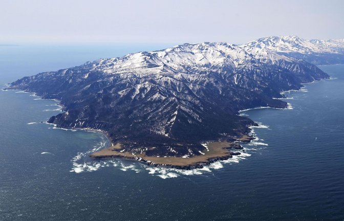 Dieses Luftbild zeigt die Gewässer an der Halbinsel Shiretoko im Norden Japans auf Hokkaido, wo Retter eine Suchaktion durchführen. Ein Erdbeben der Stärke 7,5 hat nach Angaben der US-Erdbebenwarte USGS Japan erschüttert.<span class='image-autor'>Foto: -/Kyodo News/AP/dpa</span>