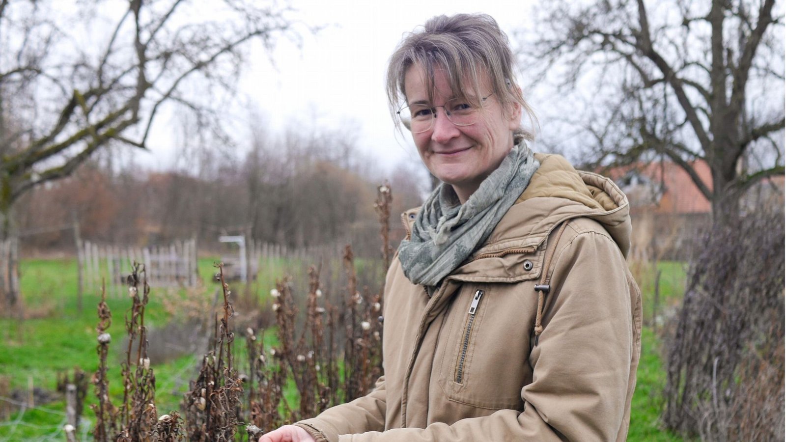 Caroline Wolf auf ihrem Feld: Die Blüten der Strohblume vor ihr hat sie im Spätsommer abgeschnitten und getrocknet.Foto: /Anna-Sophie Kächele Caroline Wolf auf ihrem Feld: Die Blüten der Strohblume vor ihr hat sie im Spätsommer abgeschnitten und getrocknet.Foto: /Anna-Sophie Kächele