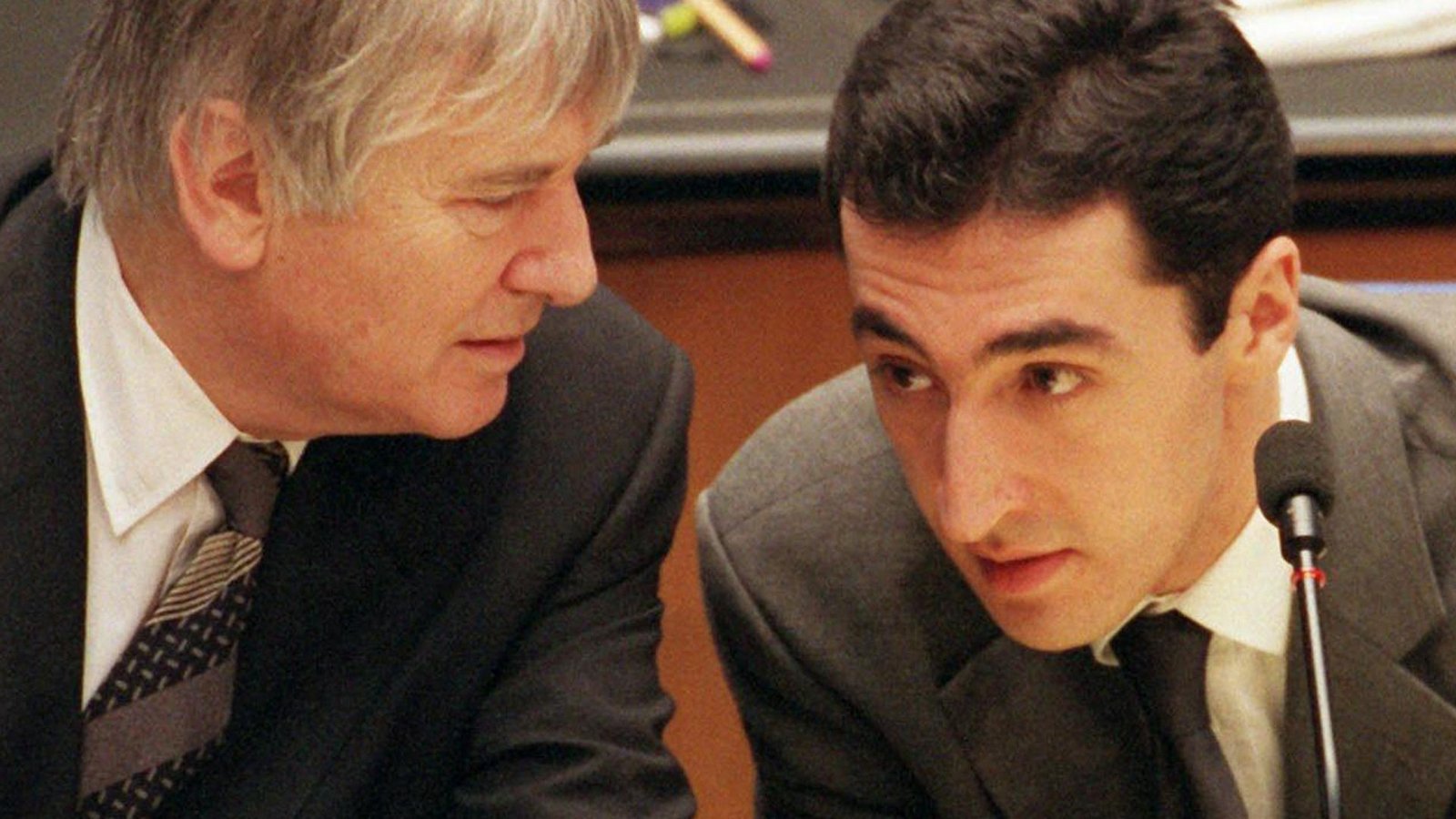 Damals kam sein Buch heraus: Özdemir (rechts) 1999 mit dem damaligen Innenminister SchilyFoto: dpa