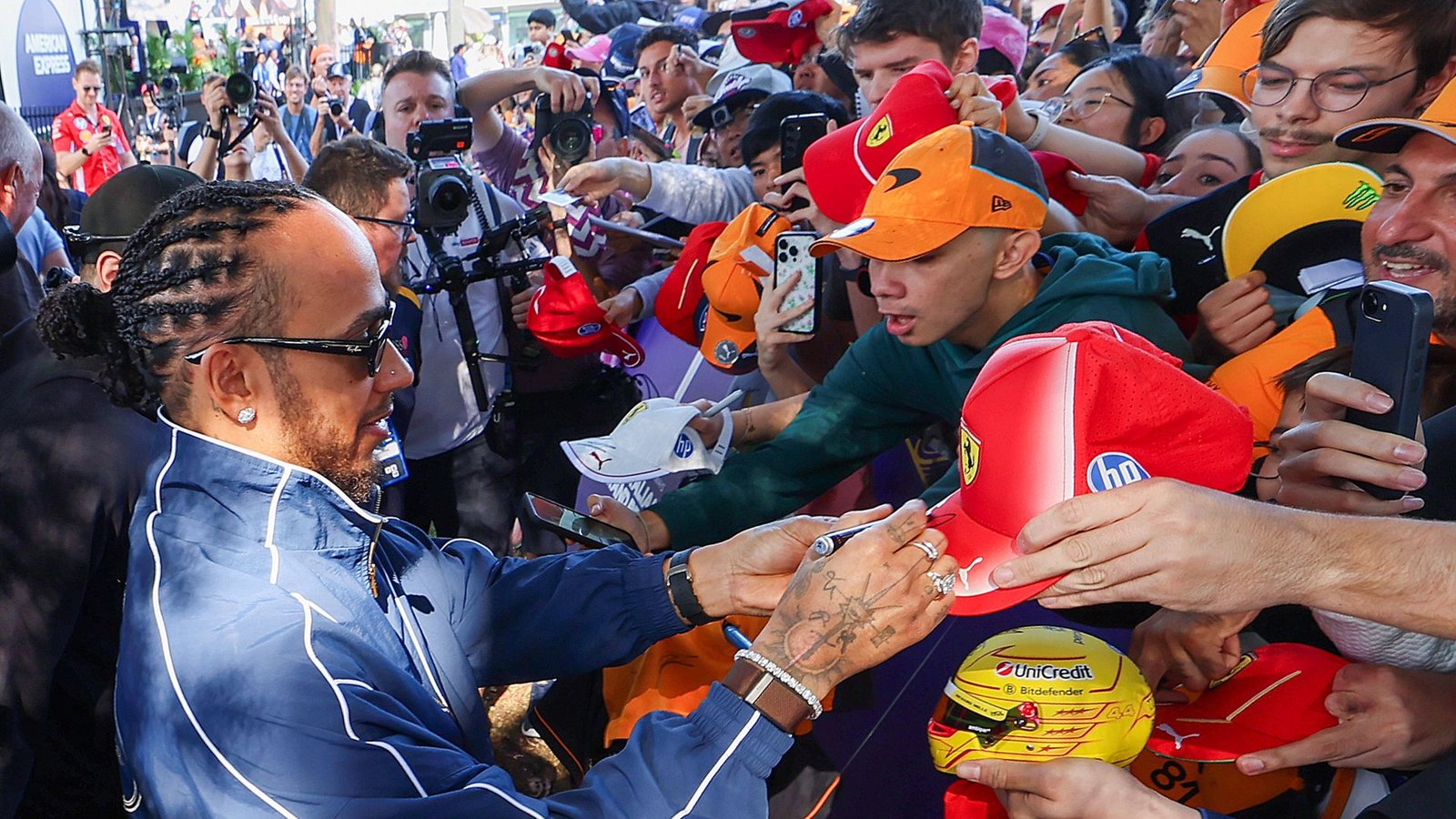Gefragter Mann in Melbourne: Lewis HamiltonFoto: IMAGO/PsnewZ