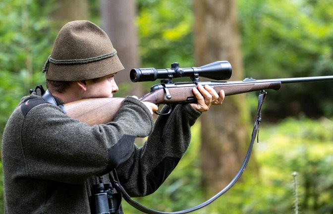 Für Jäger gibt es bei Langwaffen keine Obergrenze. Kurzwaffen dürfen sie maximal zwei besitzen, in wenigen Einzelfällen auch mehr.<span class='image-autor'>Foto: Imago/Daniel Scharinger</span>