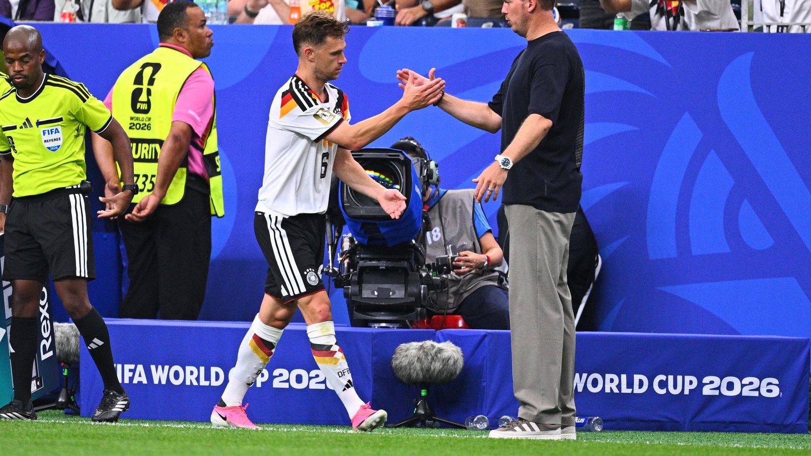 Zwei, die sich verstehen. Julian Nagelsmann klatscht mit Joshua Kimmich ab.Foto: Tom Weller/dpa