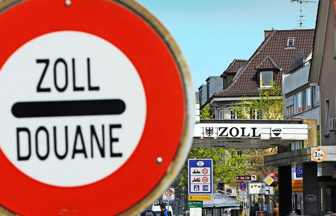 An der deutsch-schweizerischen Grenze durchsuchten die Bundespolizisten einen Fernreisebus. (Symbolbild)<span class='image-autor'>Foto: dpa/Patrick Seeger</span>