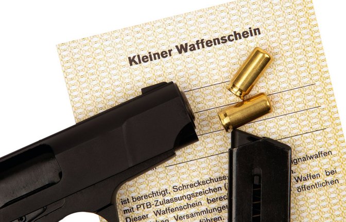 Mit dem Kleinen Waffenschein ist das Führen von  Schreckschusspistolen erlaubt. (Symbolbild)<span class='image-autor'>Foto: imago//Birgit Reitz-Hofmann</span>