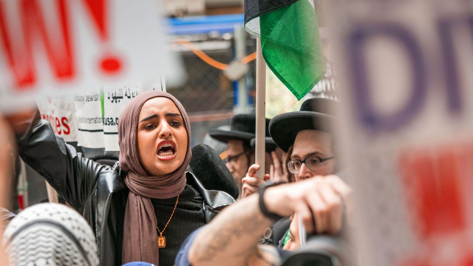 „Tag des Zorns“ in New York:  Pro-palästinensische Aktivisten gehen erneut auf die Straße – flankiert von Juden, die Israels Vorgehen verteidigen.Foto: imago//Carlos Chiossone