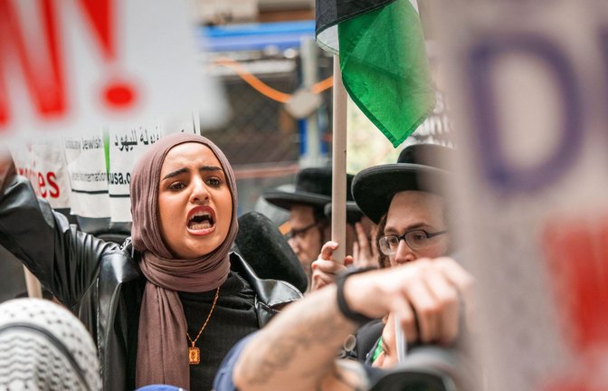 „Tag des Zorns“ in New York:  Pro-palästinensische Aktivisten gehen erneut auf die Straße – flankiert von Juden, die Israels Vorgehen verteidigen.<span class='image-autor'>Foto: imago//Carlos Chiossone</span>