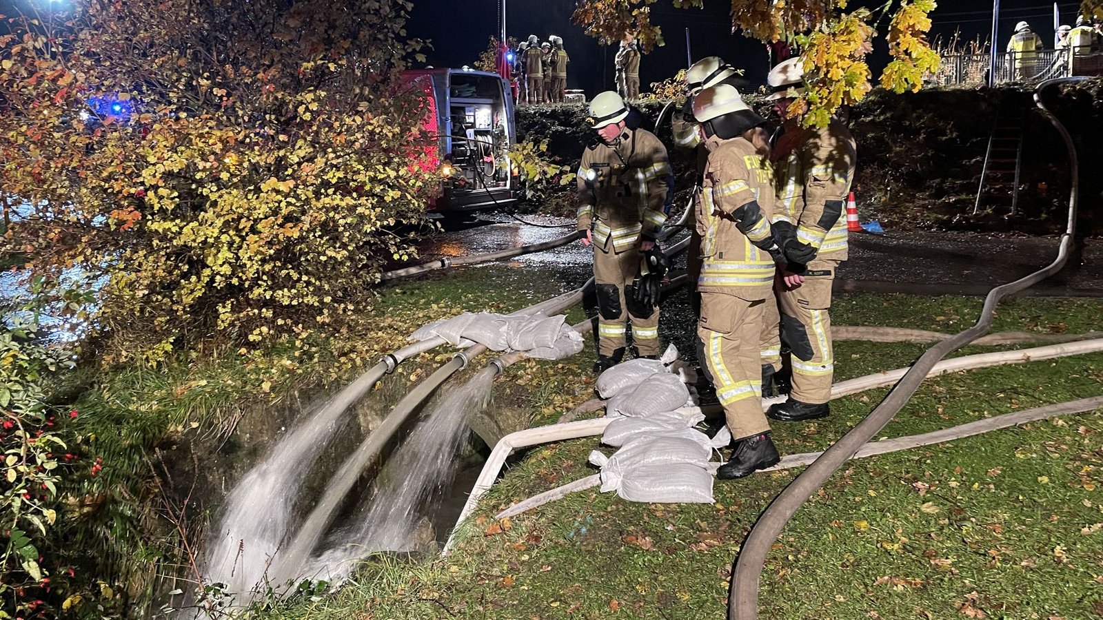 Die Feuerwehr setzte Pumpen ein, um Herr der Lage zu werden.Foto: Kreisfeuerwehrverband Bodenseekreis e. V.