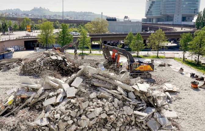 Im Mai wurde das Parkhaus in Sichtweite des Mercedes-Werks abgerissen.<span class='image-autor'>Foto: Andreas Rosar</span>