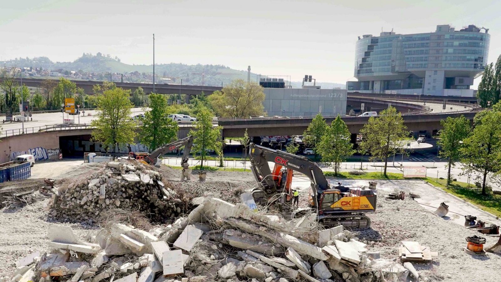Im Mai wurde das Parkhaus in Sichtweite des Mercedes-Werks abgerissen.Foto: Andreas Rosar Im Mai wurde das Parkhaus in Sichtweite des Mercedes-Werks abgerissen.Foto: Andreas Rosar