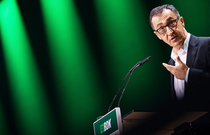 Cem Özdemir war  die prominenteste Stimme des Grünen-Parteitags in Hannover.<span class='image-autor'>Foto: dpa/Moritz Frankenberg</span>