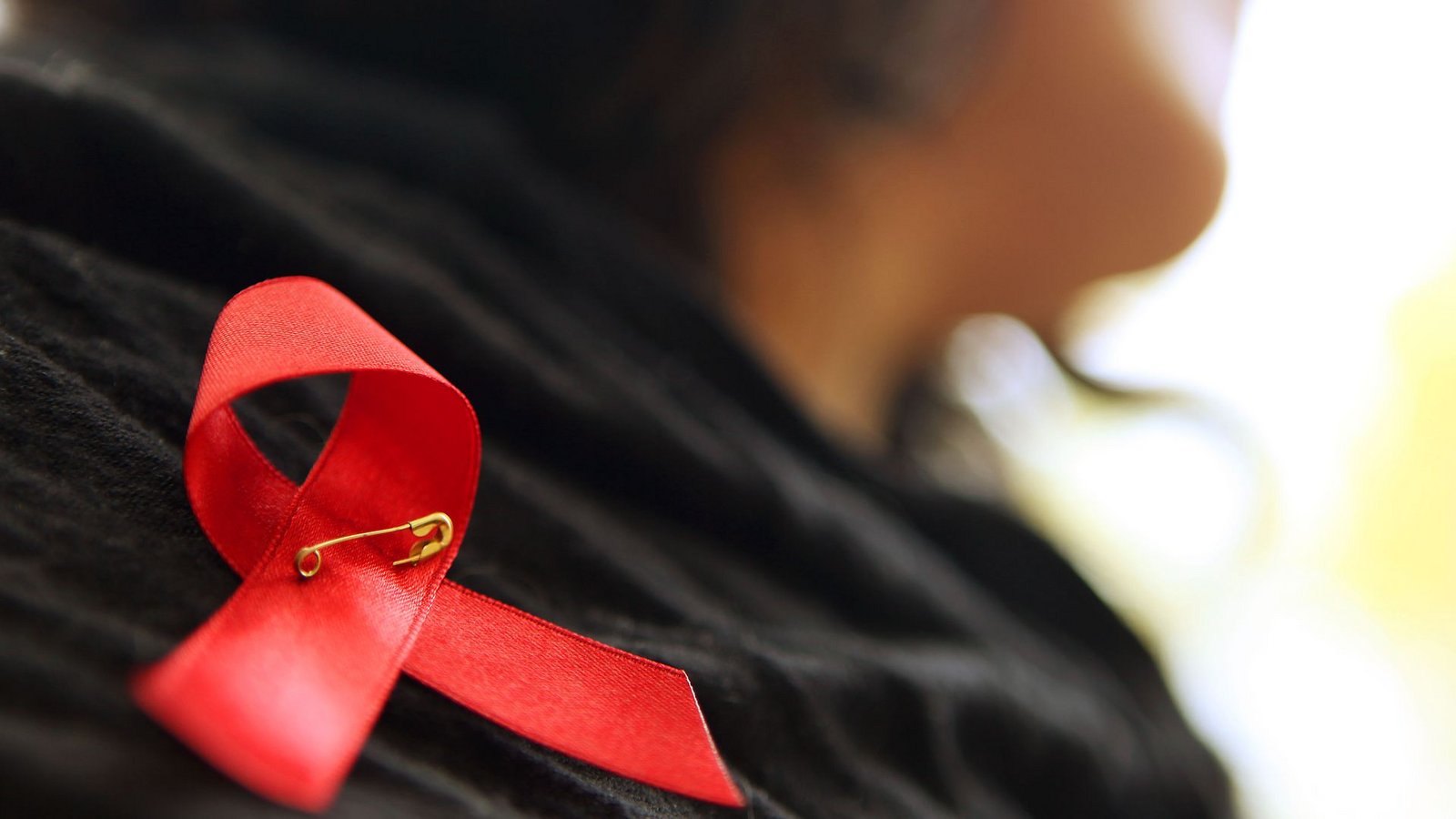 Die rote Schleife ist ein Symbol der Solidarität mit Menschen, die Aids haben oder HIV-infiziert sind.Foto: Oliver Berg/dpa