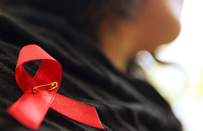 Die rote Schleife ist ein Symbol der Solidarität mit Menschen, die Aids haben oder HIV-infiziert sind.<span class='image-autor'>Foto: Oliver Berg/dpa</span>