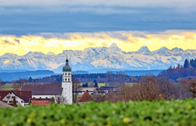 Idyllische Kulisse: Die Gemeinde Seekirch am Federsee. Das Gewässer sollte der Mittelpunkt des neuen Biosphärengebiets werden. Dazu kommt es nun nicht.<span class='image-autor'>Foto: dpa/Thomas Warnack</span>