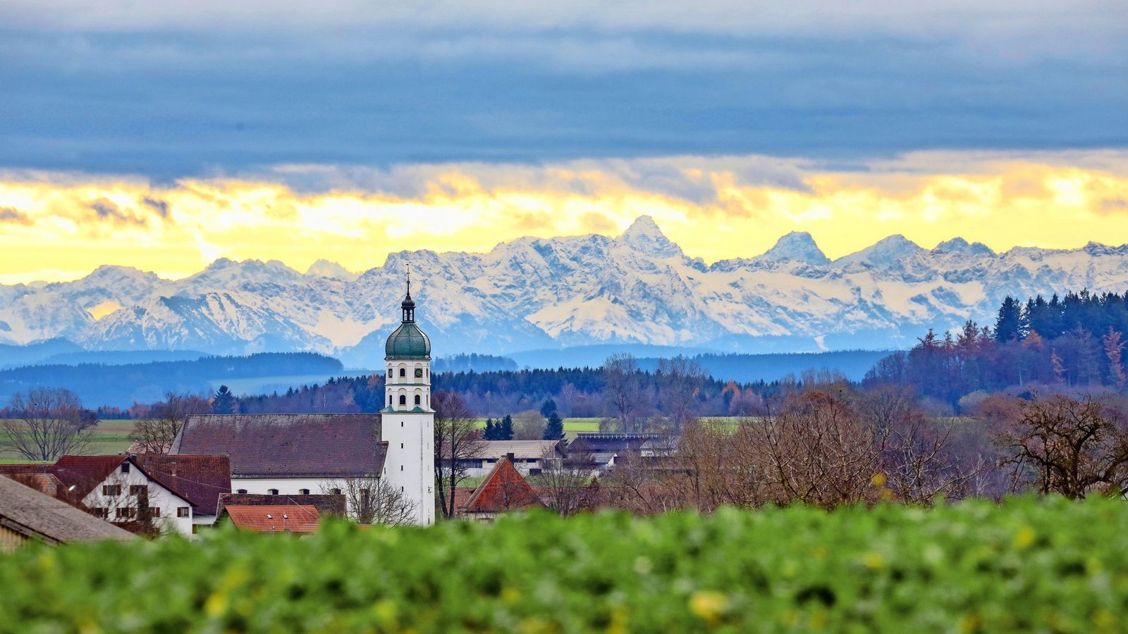Idyllische Kulisse: Die Gemeinde Seekirch am Federsee. Das Gewässer sollte der Mittelpunkt des neuen Biosphärengebiets werden. Dazu kommt es nun nicht.Foto: dpa/Thomas Warnack Idyllische Kulisse: Die Gemeinde Seekirch am Federsee. Das Gewässer sollte der Mittelpunkt des neuen Biosphärengebiets werden. Dazu kommt es nun nicht.Foto: dpa/Thomas Warnack