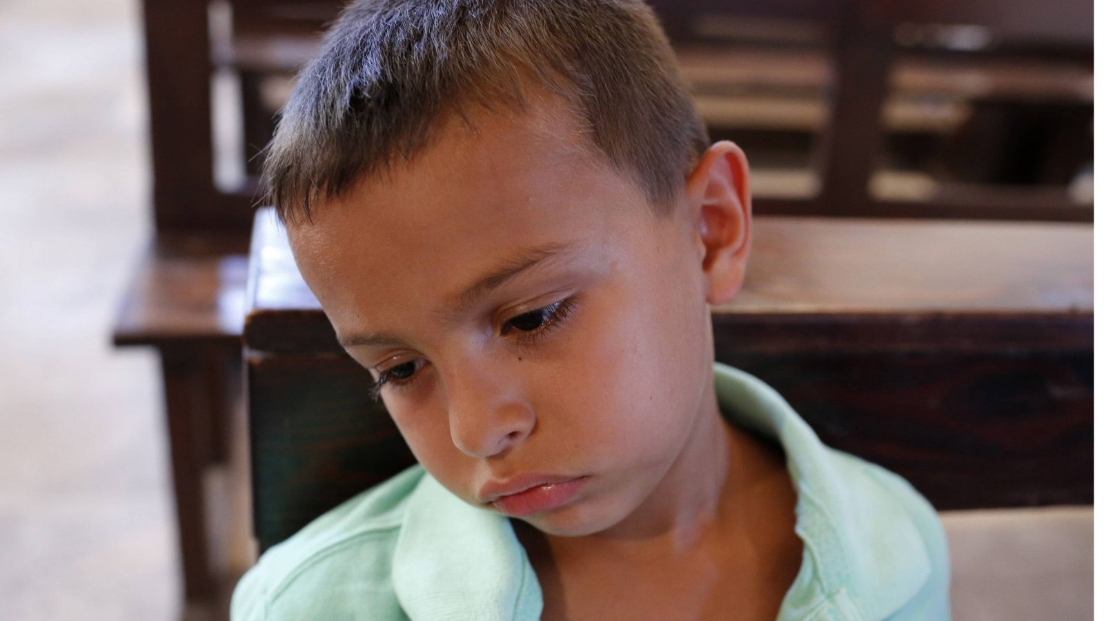 Dieser Junge hat offenkundig wenig Freude am Besuch des Gottesdienstes.Foto: Imago/UIG Dieser Junge hat offenkundig wenig Freude am Besuch des Gottesdienstes.Foto: Imago/UIG