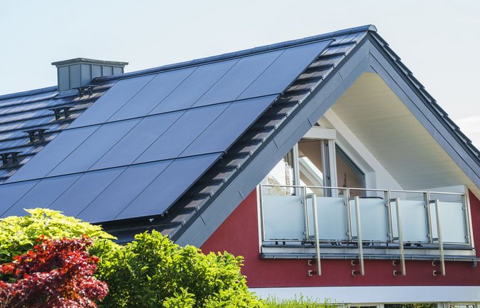 Dachsolaranlagen können anfällig für Cyberangriffe sein – Knackpunkt sind die Wechselrichter.<span class='image-autor'>Foto: Andreas Arnold/dpa</span>