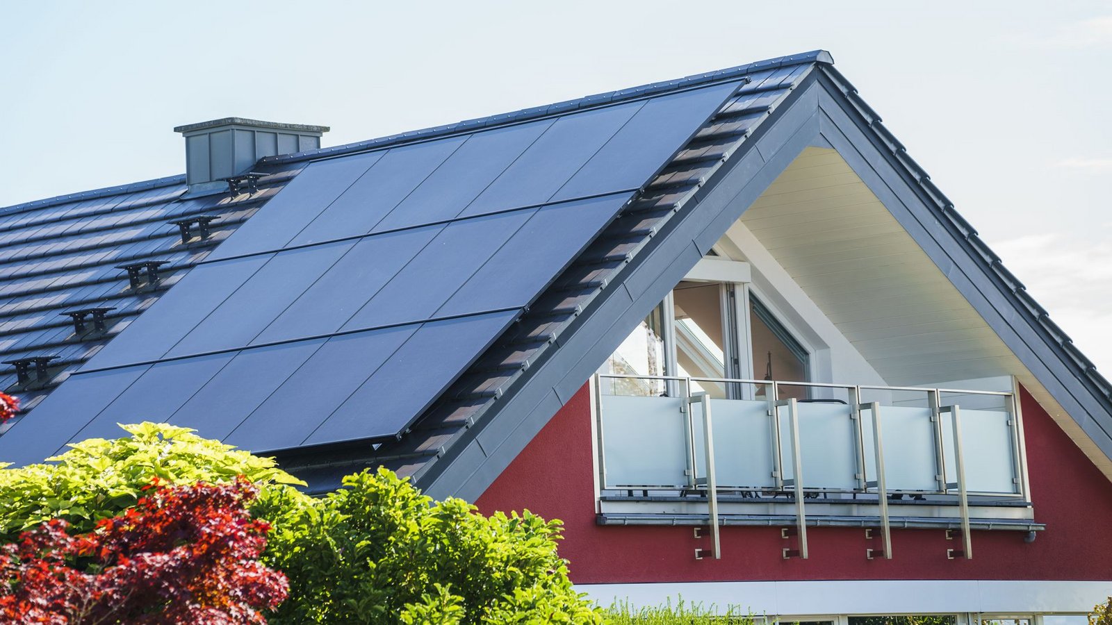 Dachsolaranlagen können anfällig für Cyberangriffe sein – Knackpunkt sind die Wechselrichter.Foto: Andreas Arnold/dpa