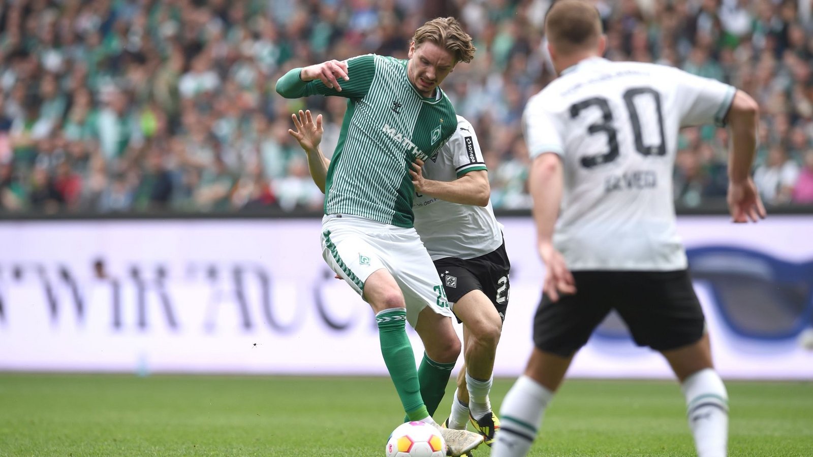 Auch zwei Tore von Nick Woltemade (l) reichten Werder gegen Gladbach nicht zum Sieg.Foto: Carmen Jaspersen/dpa