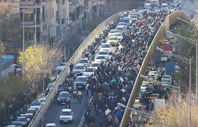 Demonstrationen gegen das Mullah-Regime, wie hier unmittelbar vor dem Jahreswechsel, erschüttern Teheran.<span class='image-autor'>Foto: -/Fars News Agency/AP/dpa</span>
