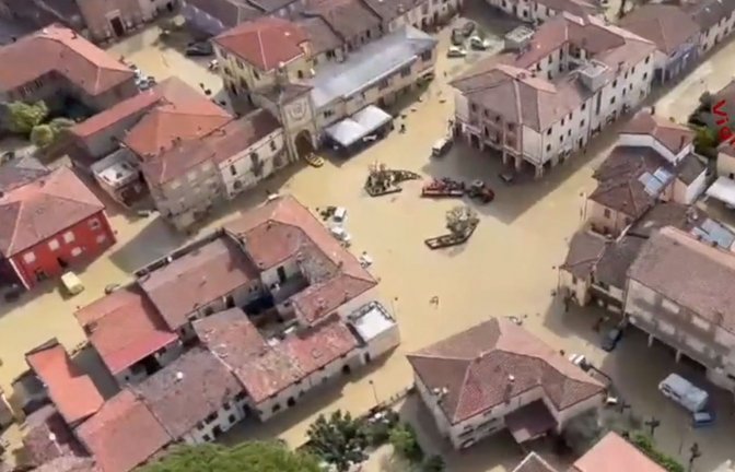 Sant’Agata sul Santerno: Der Feuerwehrhubschrauber fliegt über den überfluteten Stadtteil in  Ravenna. Wegen der teils dramatischen Überschwemmungen gilt in der italienischen Region Emilia-Romagna weiterhin die höchste Alarmstufe rot.<span class='image-autor'>Foto: -Vigili del Fuoco/d/a</span>