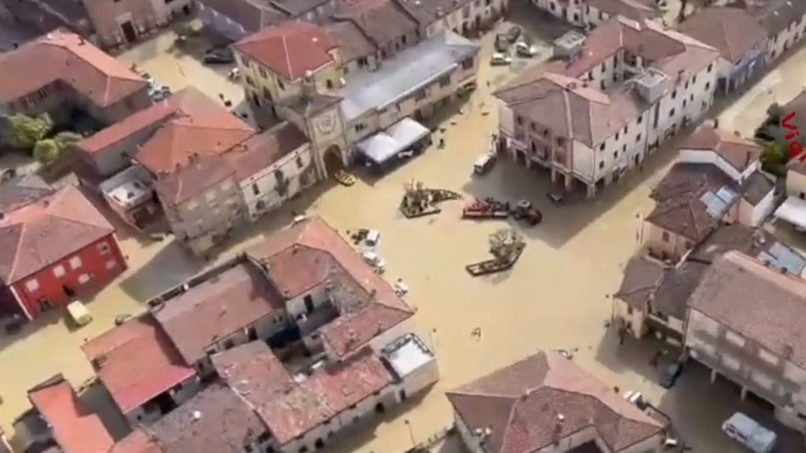 Sant’Agata sul Santerno: Der Feuerwehrhubschrauber fliegt über den überfluteten Stadtteil in Ravenna. Wegen der teils dramatischen Überschwemmungen gilt in der italienischen Region Emilia-Romagna weiterhin die höchste Alarmstufe rot.Foto: -Vigili del Fuoco/d/a Sant’Agata sul Santerno: Der Feuerwehrhubschrauber fliegt über den überfluteten Stadtteil in Ravenna. Wegen der teils dramatischen Überschwemmungen gilt in der italienischen Region Emilia-Romagna weiterhin die höchste Alarmstufe rot.Foto: -Vigili del Fuoco/d/a