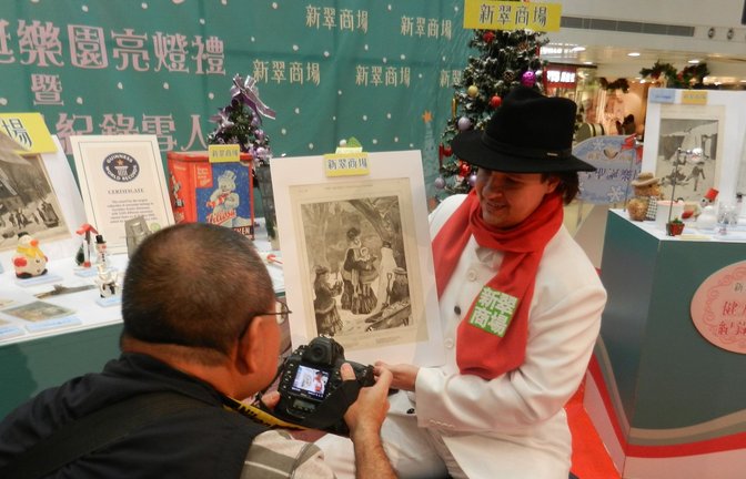 Cornelius Grätz mit einem historischen Bild und einigen seiner Sammlerstücke bei der Ausstellung in Hongkong im Jahr 2011<span class='image-autor'>Foto: privat</span>
