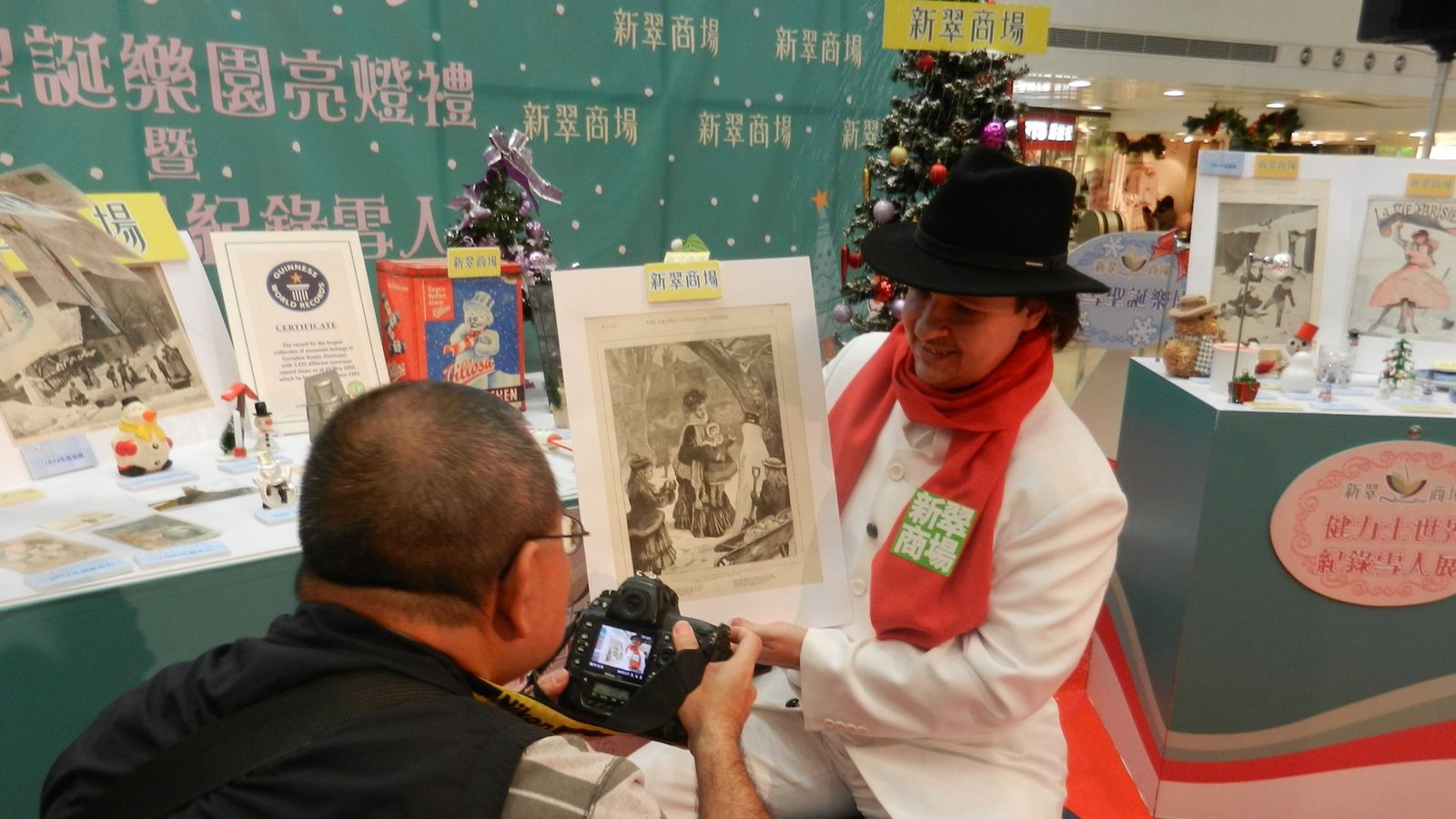 Cornelius Grätz mit einem historischen Bild und einigen seiner Sammlerstücke bei der Ausstellung in Hongkong im Jahr 2011Foto: privat