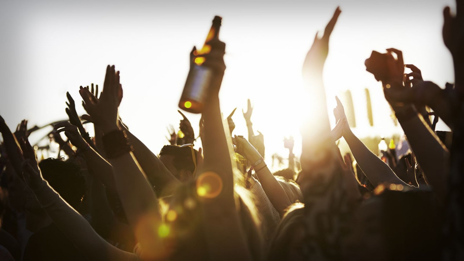 Die fremdenfeindliche Abwandlung des Songs „L‘amour toujours“ hat bundesweit für Polizeieinsätze gesorgt. In mehreren deutschen Städten wurde der Titel am Rande von Feierlichkeiten in Verbindung mit „Ausländer raus“-Parolen gegrölt (Symbolfoto).Foto: Imago/
Ingimage