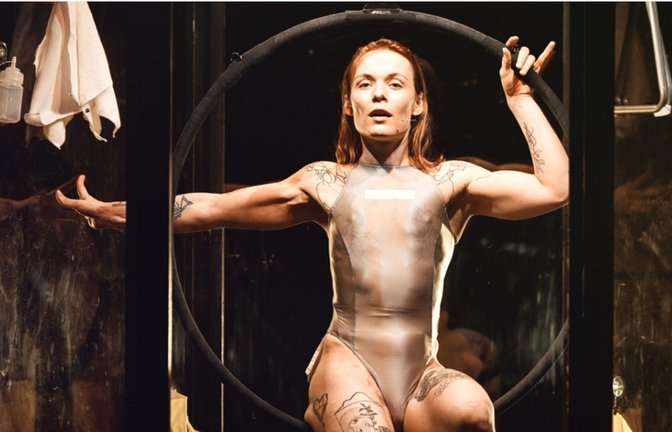 River Roux hinterfragt in ihrer Solo-Performance „Juice“ den genormten Blick auf Geschlechter.<span class='image-autor'>Foto: Fotonoid</span>