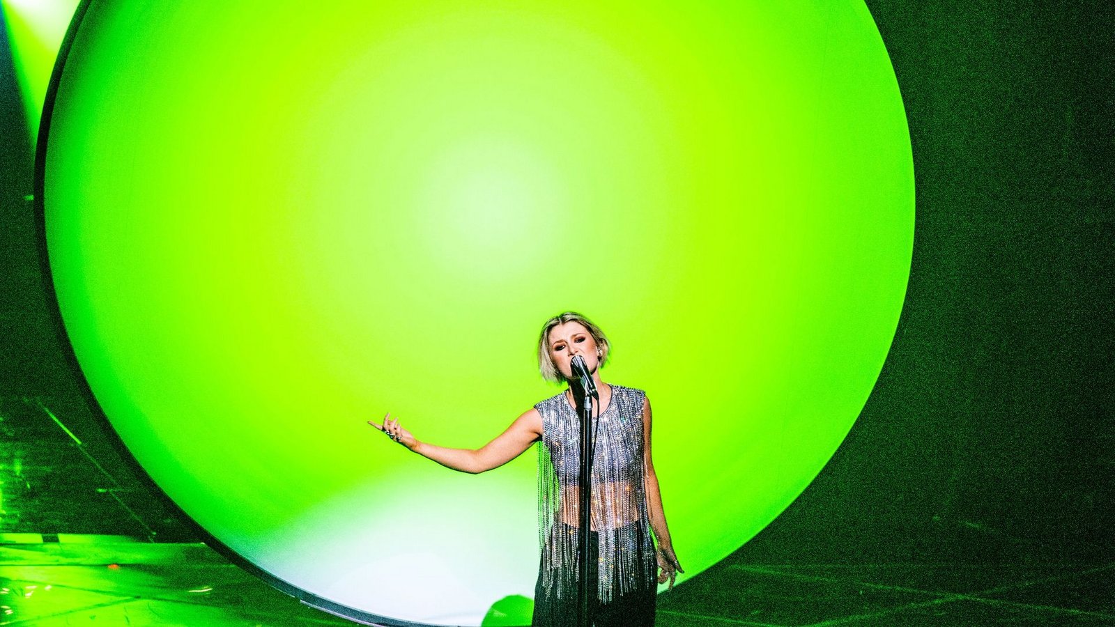 Cornelia Jacobs aus Schweden mit dem Titel „Hold me Closer“‎ bei der Generalprobe für das zweite Halbfinale beim Eurovision Song Contest (ESC).Foto: Jens Büttner/dpa