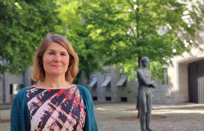 Carolin Sadrozinski im Innenhof des Bendlerblocks, wo am Abend des 20. Juli 1944 Graf Klaus Schenk von Stauffenberg hingerichtet wurde. Mit zwölf war sie mit ihrer Großmutter zum ersten Mal bei einer der jährlichen Gedenkfeiern.<span class='image-autor'>Foto: StZN/Hilke Lorenz</span>