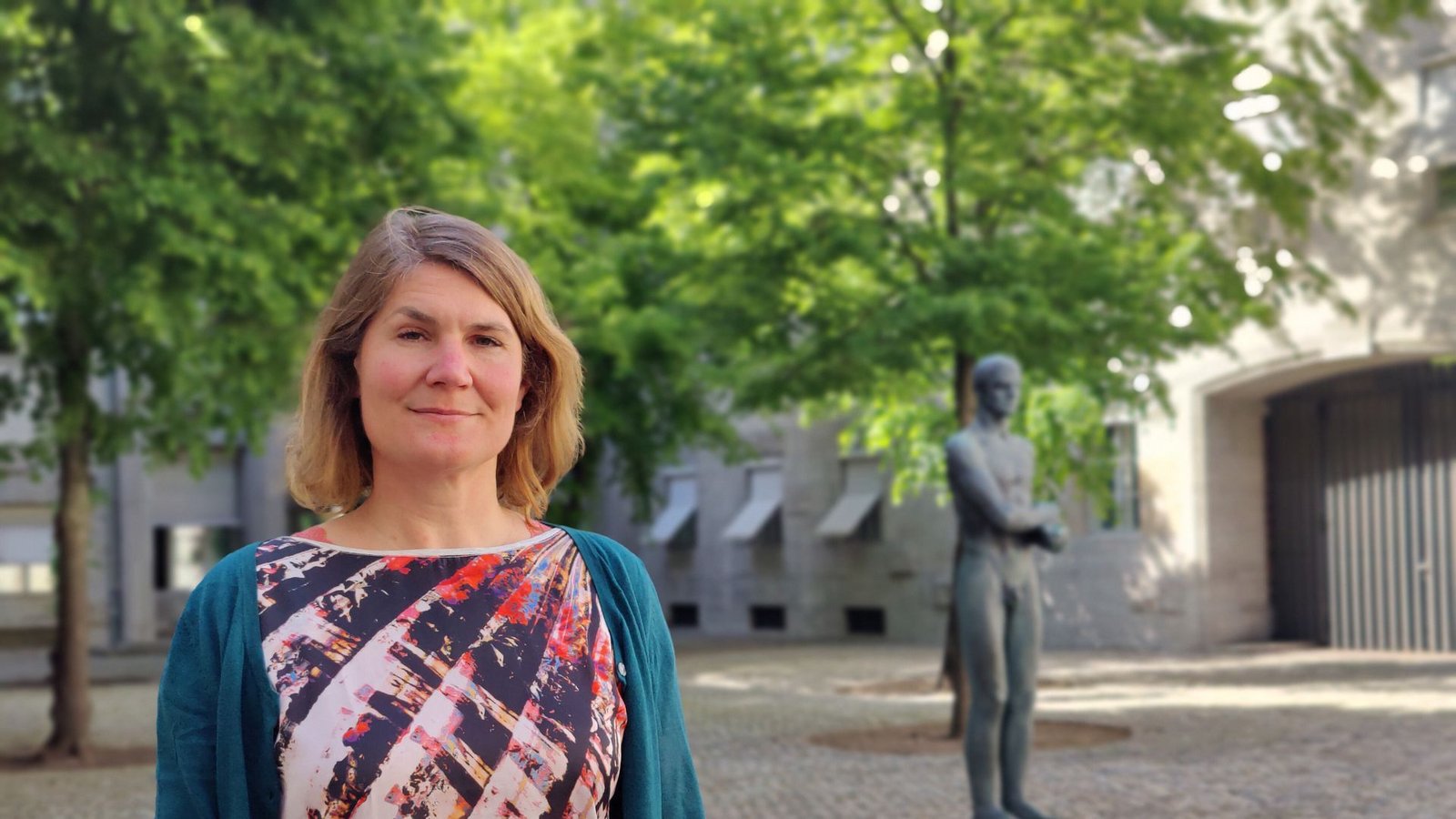 Carolin Sadrozinski im Innenhof des Bendlerblocks, wo am Abend des 20. Juli 1944 Graf Klaus Schenk von Stauffenberg hingerichtet wurde. Mit zwölf war sie mit ihrer Großmutter zum ersten Mal bei einer der jährlichen Gedenkfeiern.Foto: StZN/Hilke Lorenz Carolin Sadrozinski im Innenhof des Bendlerblocks, wo am Abend des 20. Juli 1944 Graf Klaus Schenk von Stauffenberg hingerichtet wurde. Mit zwölf war sie mit ihrer Großmutter zum ersten Mal bei einer der jährlichen Gedenkfeiern.Foto: StZN/Hilke Lorenz