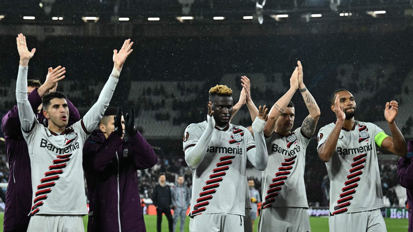 Spieler von Bayer Leverkusen feiern ihren Sieg.Foto: AFP/BEN STANSALL