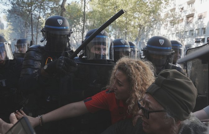 Polizisten stehen Teilnehmern einer Demonstration gegen Haushaltskürzungen gegenüber, zu der die großen Gewerkschaften aufgerufen haben.<span class='image-autor'>Foto: Thibault Camus/AP/dpa</span>