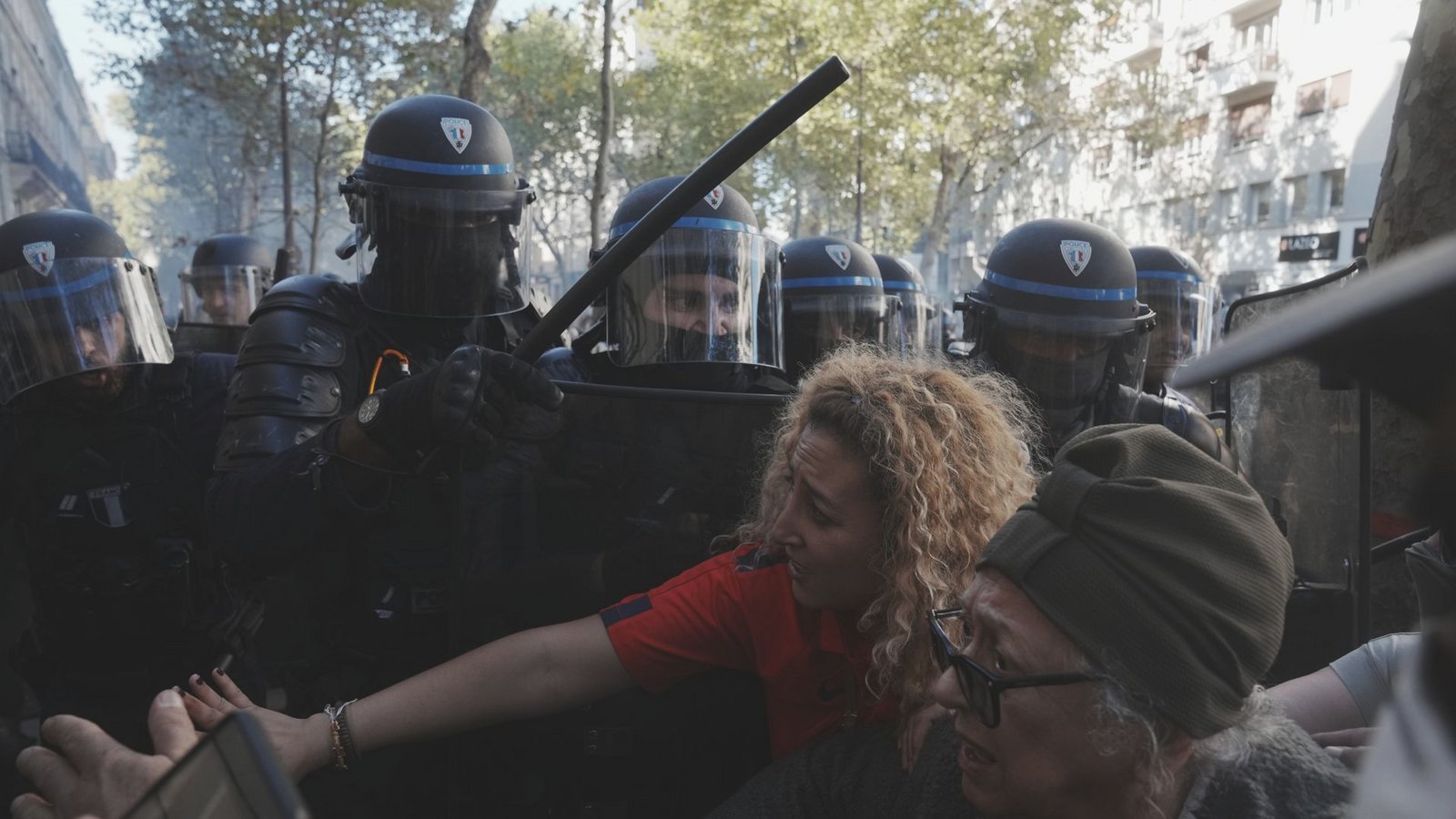 Polizisten stehen Teilnehmern einer Demonstration gegen Haushaltskürzungen gegenüber, zu der die großen Gewerkschaften aufgerufen haben.Foto: Thibault Camus/AP/dpa