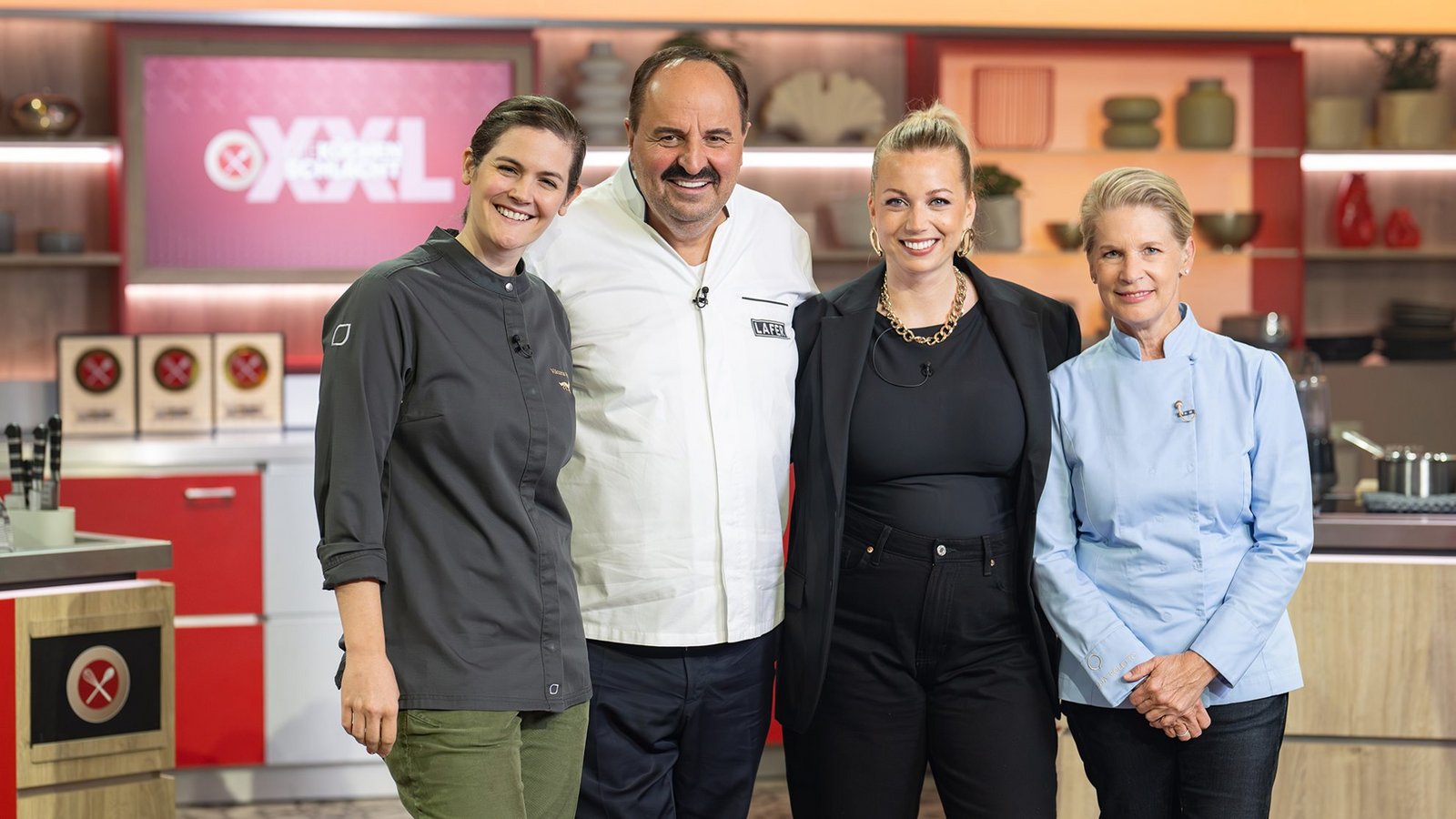 Moderatorin Zora Klipp (2. v. re.) und die Profiköche Viktoria Fuchs, Johann Lafer und Cornelia Poletto (v. li.) in "Die Küchenschlacht XXL"Foto: ZDF und Markus Hertrich