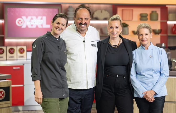 Moderatorin Zora Klipp (2. v. re.) und die Profiköche Viktoria Fuchs, Johann Lafer und Cornelia Poletto (v. li.) in "Die Küchenschlacht XXL"<span class='image-autor'>Foto: ZDF und Markus Hertrich</span>