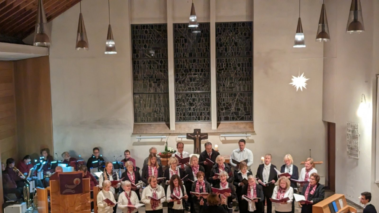 Der Kirchenchor und der Posaunenchor gestalteten gemeinsam das Konzert.  Foto: p