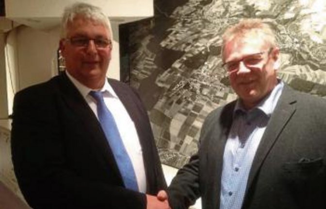 Bürgermeister Peter Schäfer und der neue Gemeinderat Ralf Knospe (re.). Foto: Faulhaber