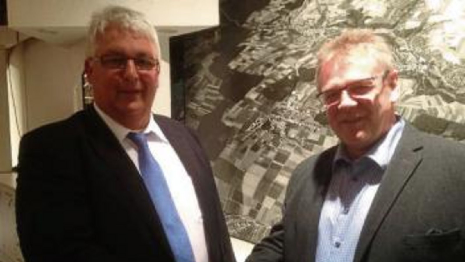 Bürgermeister Peter Schäfer und der neue Gemeinderat Ralf Knospe (re.). Foto: Faulhaber Bürgermeister Peter Schäfer und der neue Gemeinderat Ralf Knospe (re.). Foto: Faulhaber