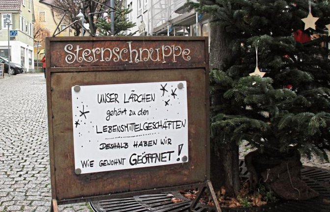 Wer darf öffnen, wer muss schließen? Damit es erst gar keine Verwirrungen gibt, schafft die Sternschnuppe in Vaihingen mit diesem Hinweis Klarheit.  Foto: Rostek