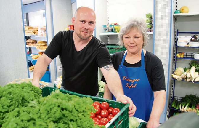 Redakteur Michael Banholzer geht Tafelladen-Mitarbeiterin Vesna Thiele in der Gemüseabteilung zur Hand.  Foto: Göbgen