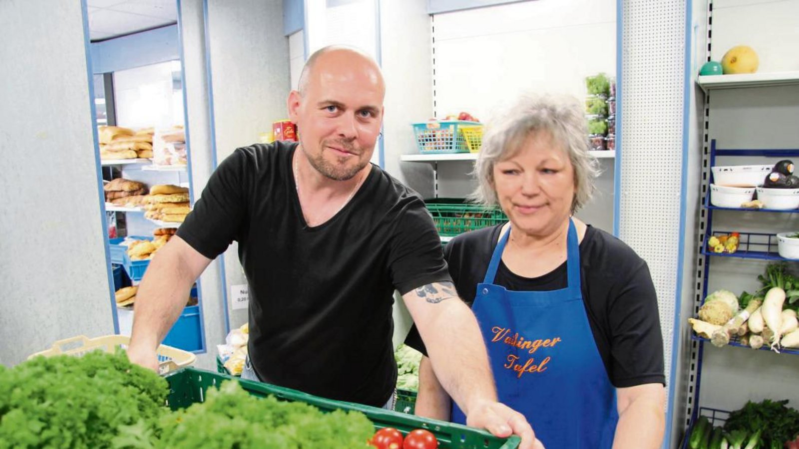 Redakteur Michael Banholzer geht Tafelladen-Mitarbeiterin Vesna Thiele in der Gemüseabteilung zur Hand. Foto: Göbgen Redakteur Michael Banholzer geht Tafelladen-Mitarbeiterin Vesna Thiele in der Gemüseabteilung zur Hand. Foto: Göbgen